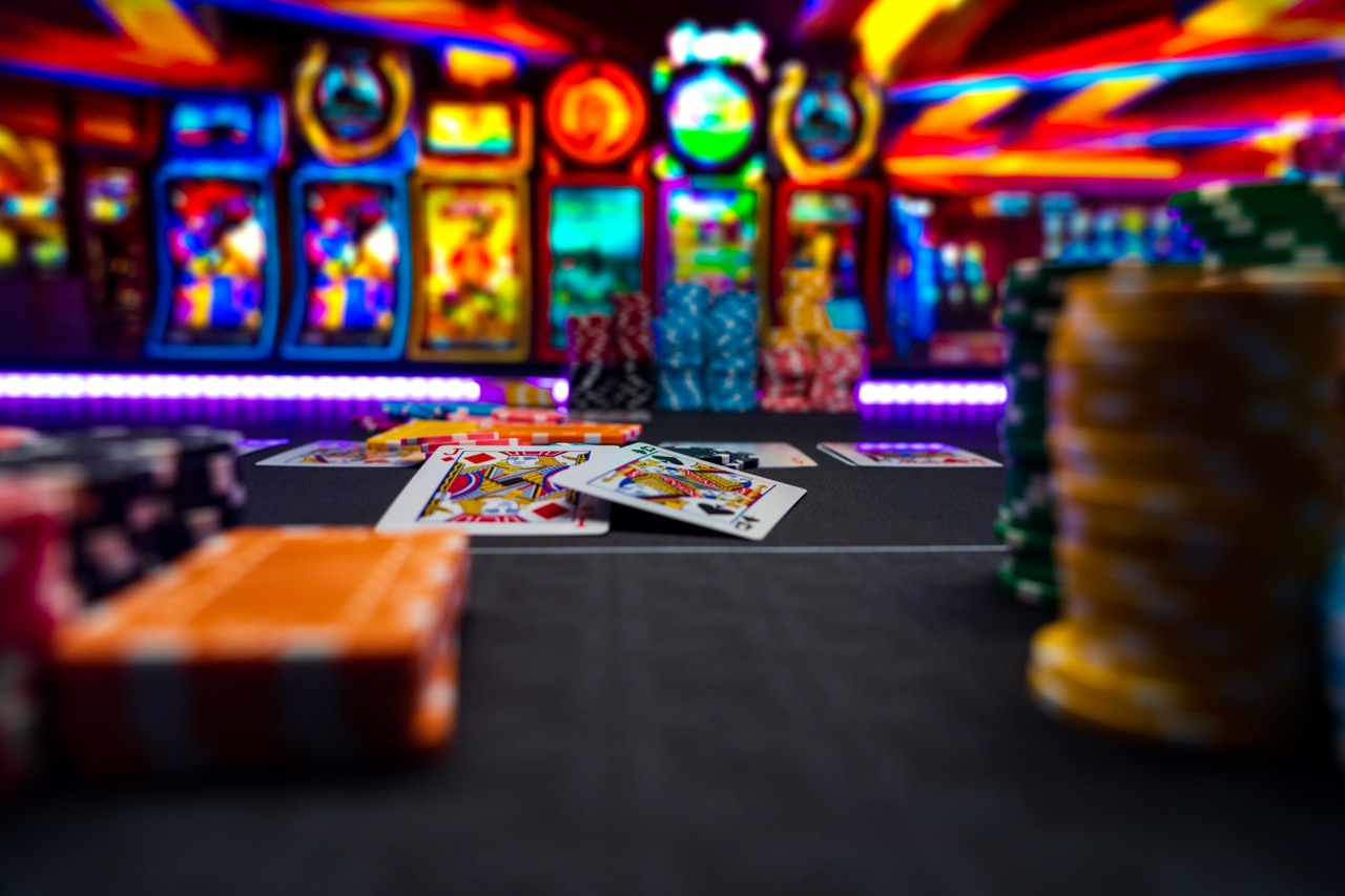 Poker in een casino met veel lichtjes en gokkasten