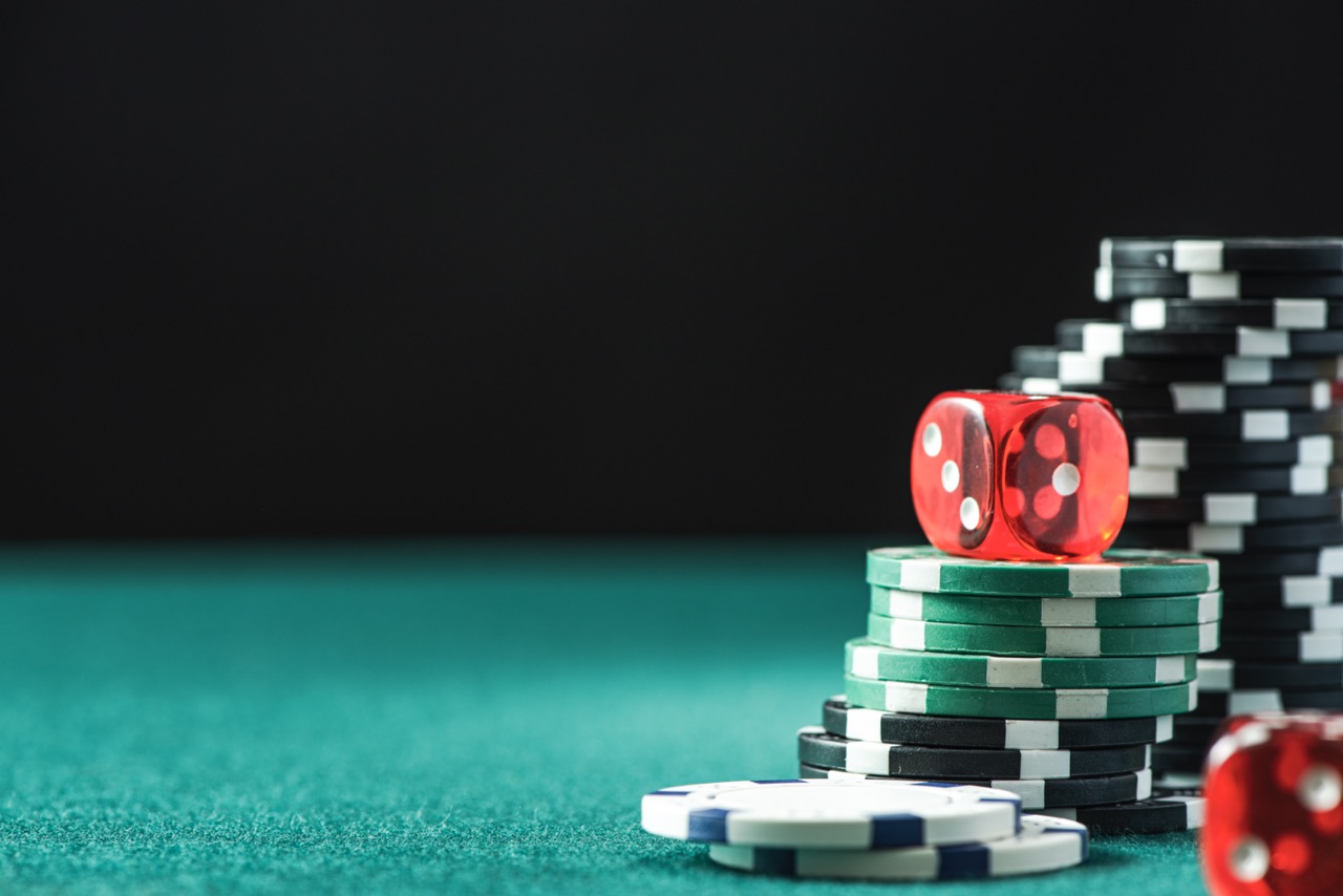 Benodigdheden voor poker op een groene tafel