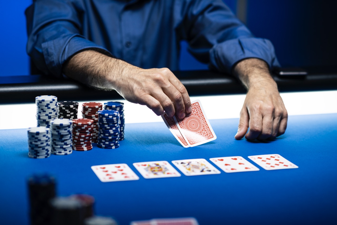Kaartspel met chips op een blauwe tafel