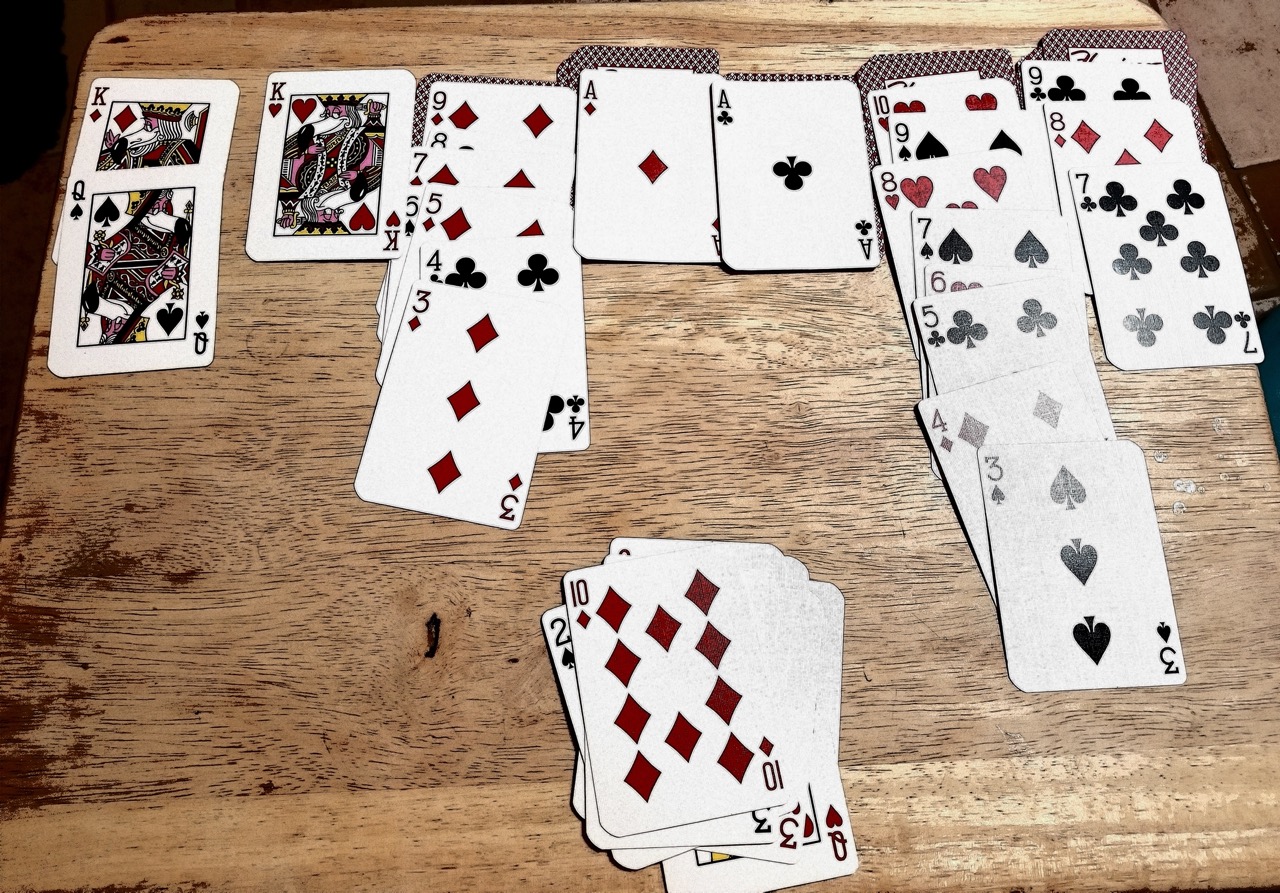 Kaarten op een houten tafel voor het spelen van solitaire