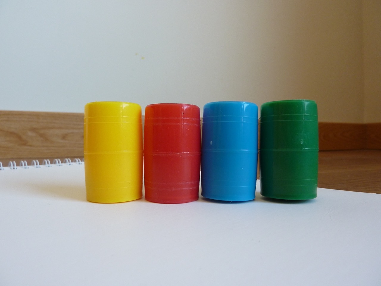 Gekleurde cups op een schriftje