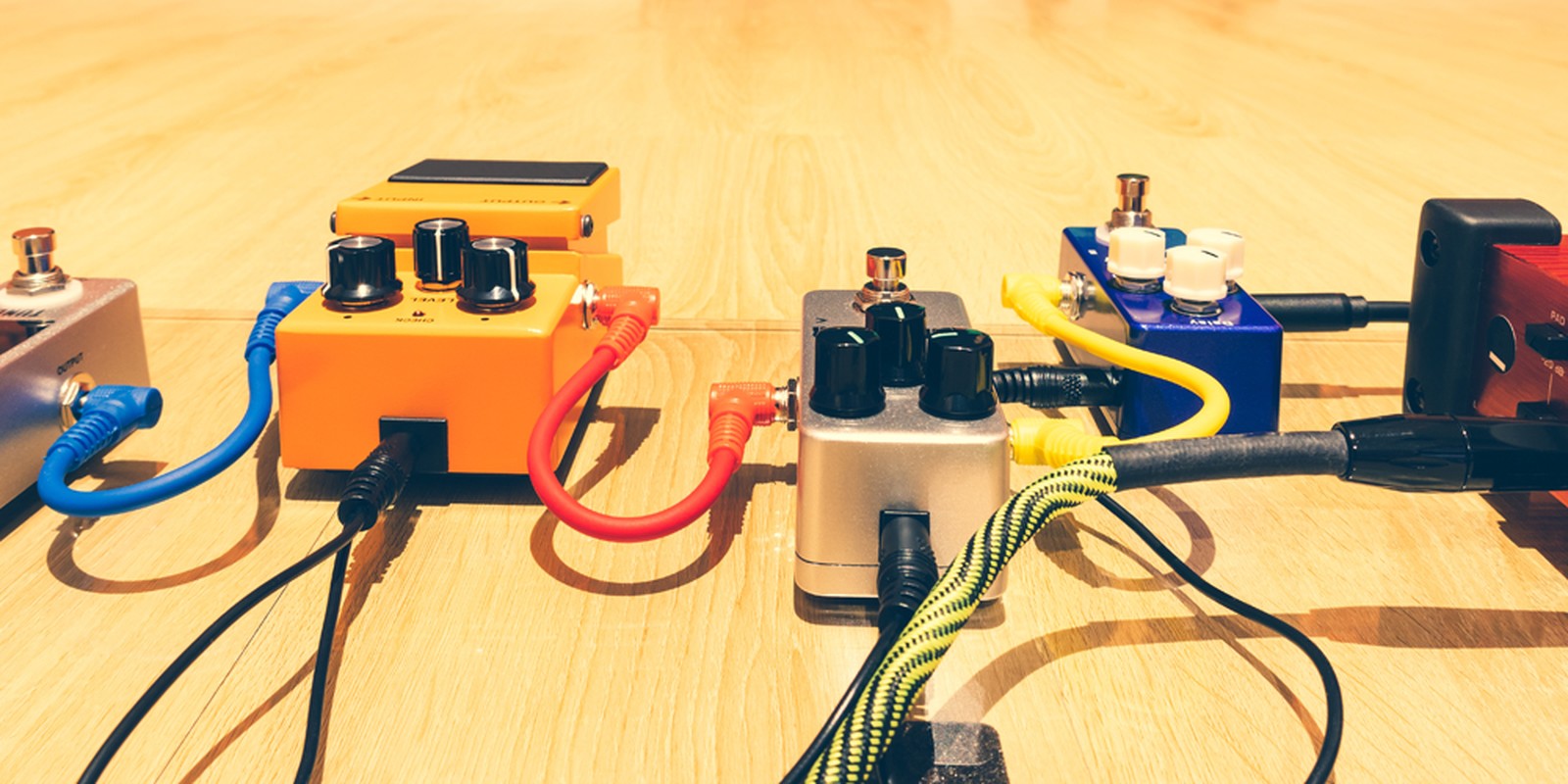 Bodeneffekte für Gitarre mit Verkabelung