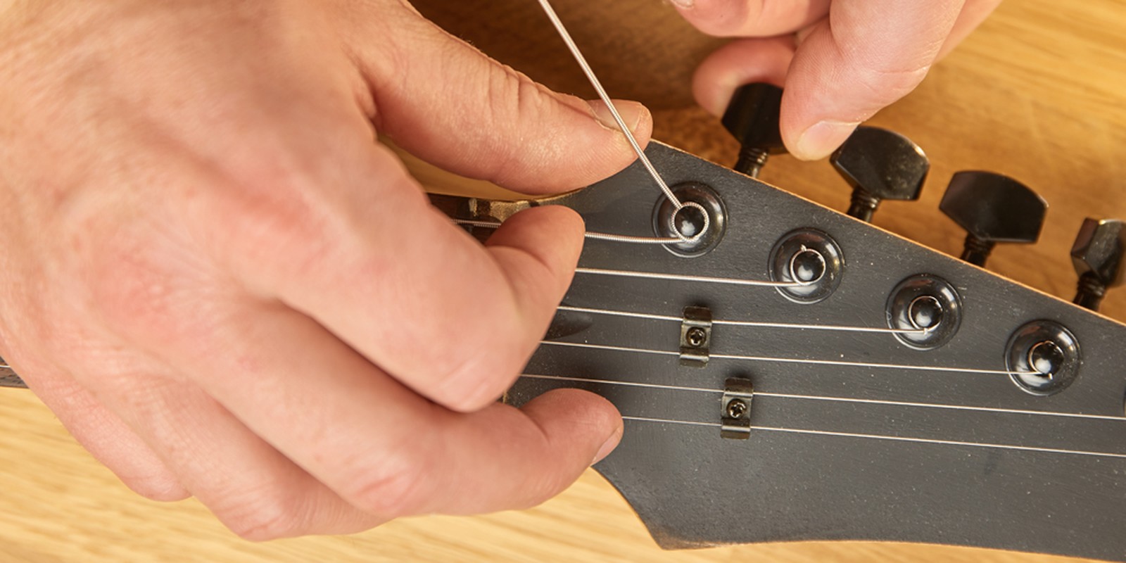 Saitenwechsel auf einer E-Gitarre