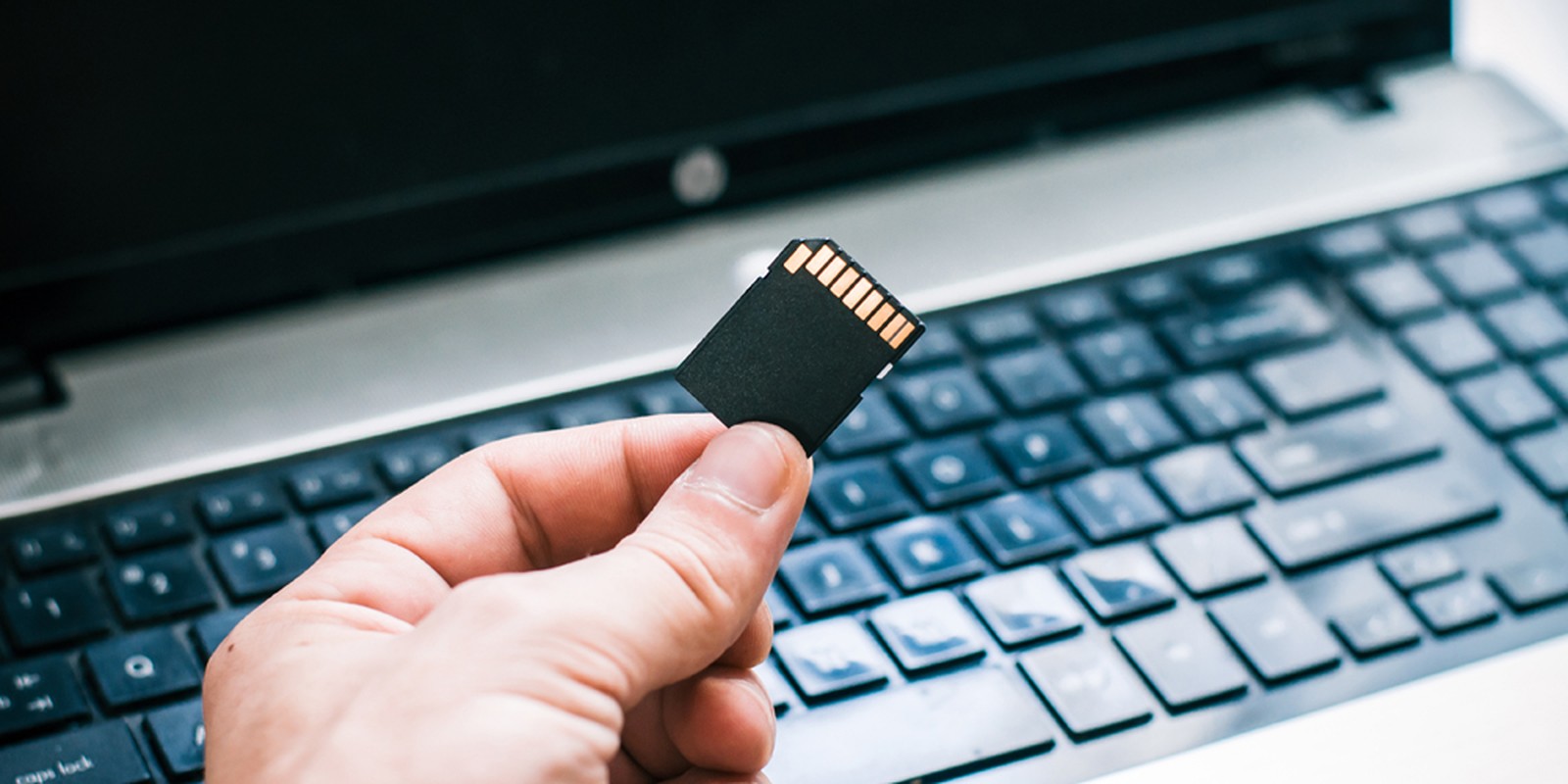 Hand hält eine SD-Karte