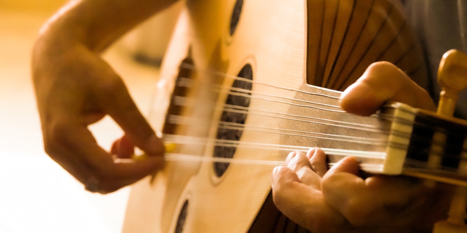 Saiten auf einer türkischen Saz