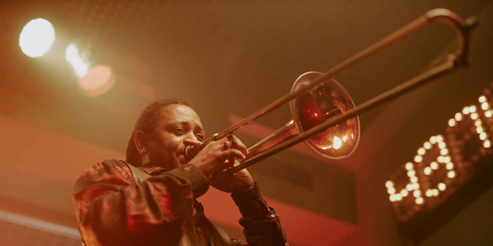 Posaunist auf der Bühne