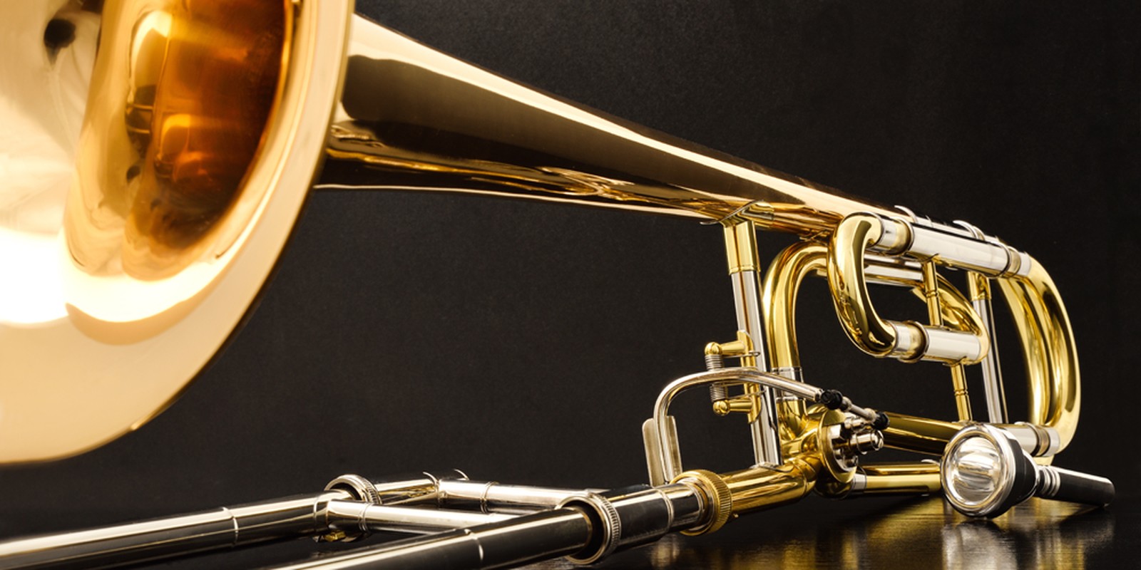 Tenorposaune mit Quartventil vor schwarzem Hintergrund