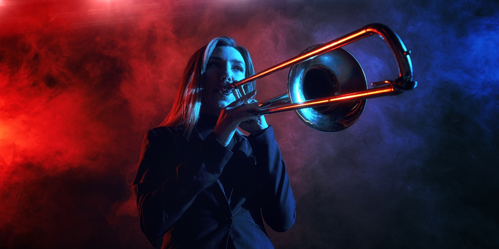 Posaunistin auf der Bühne