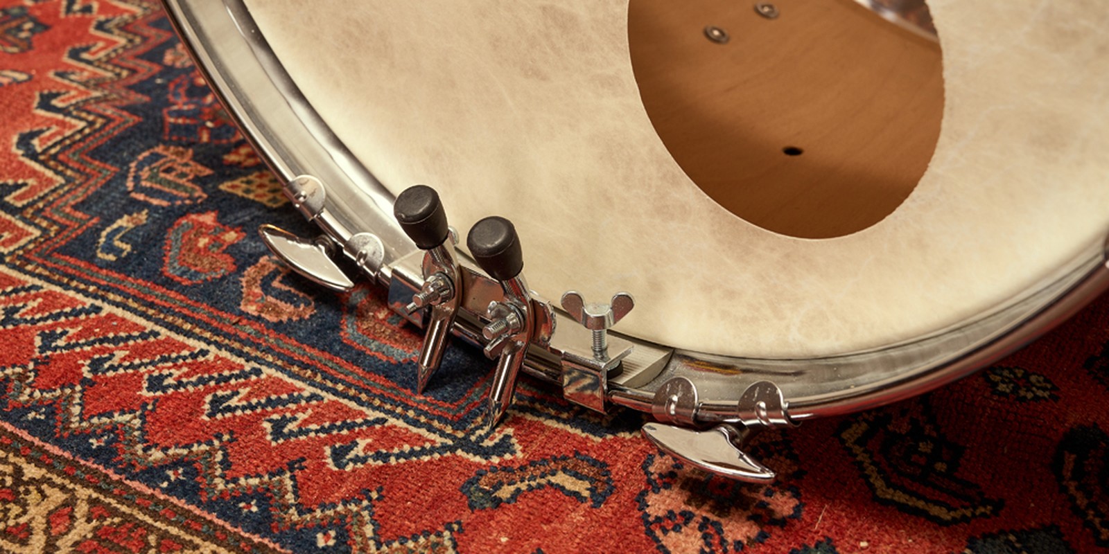 Bassdrumstopper am Spannreifen einer Bassdrum