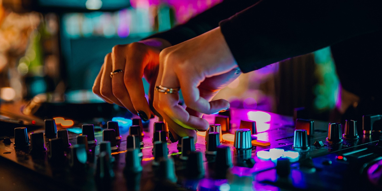 DJ Mixer im Bühnenlicht