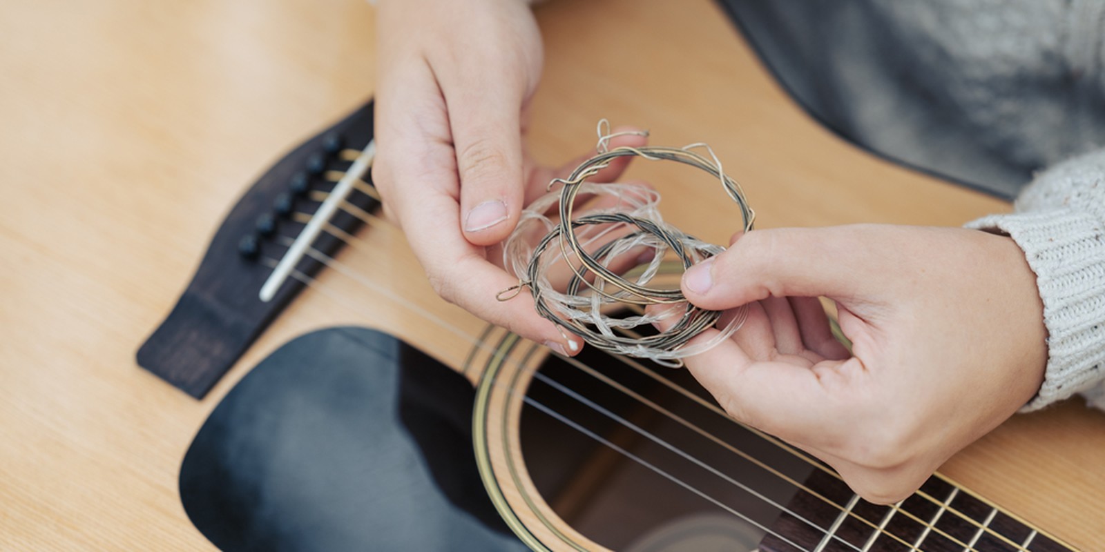 Saiten auf einer Akustikgitarre