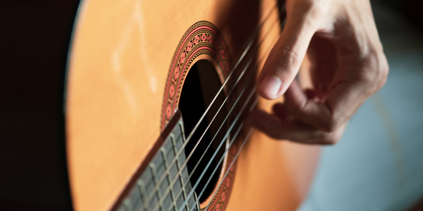 Linkshänder-Akustikgitarre