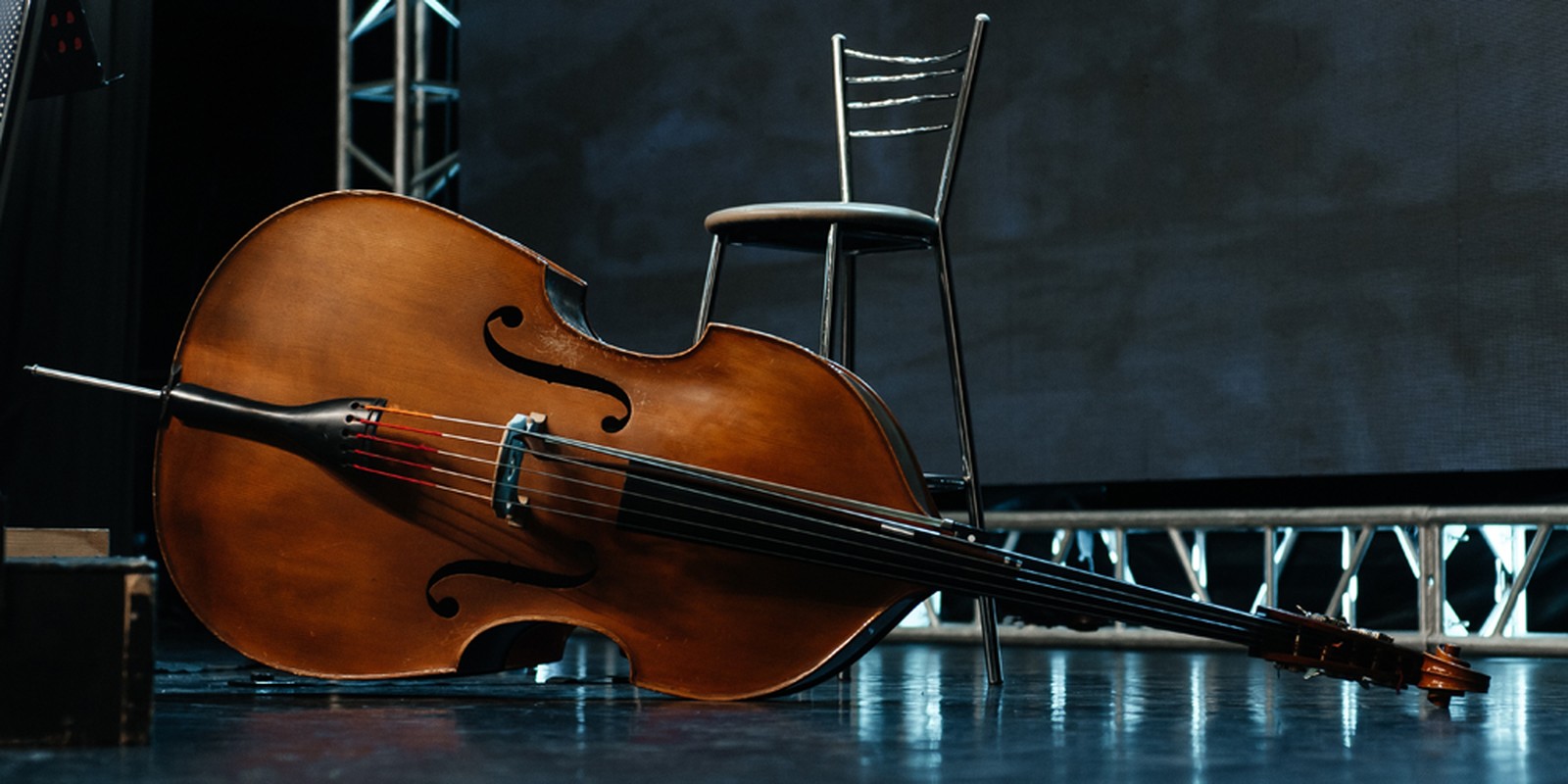 Halbmassiver Kontrabass auf der Bühne