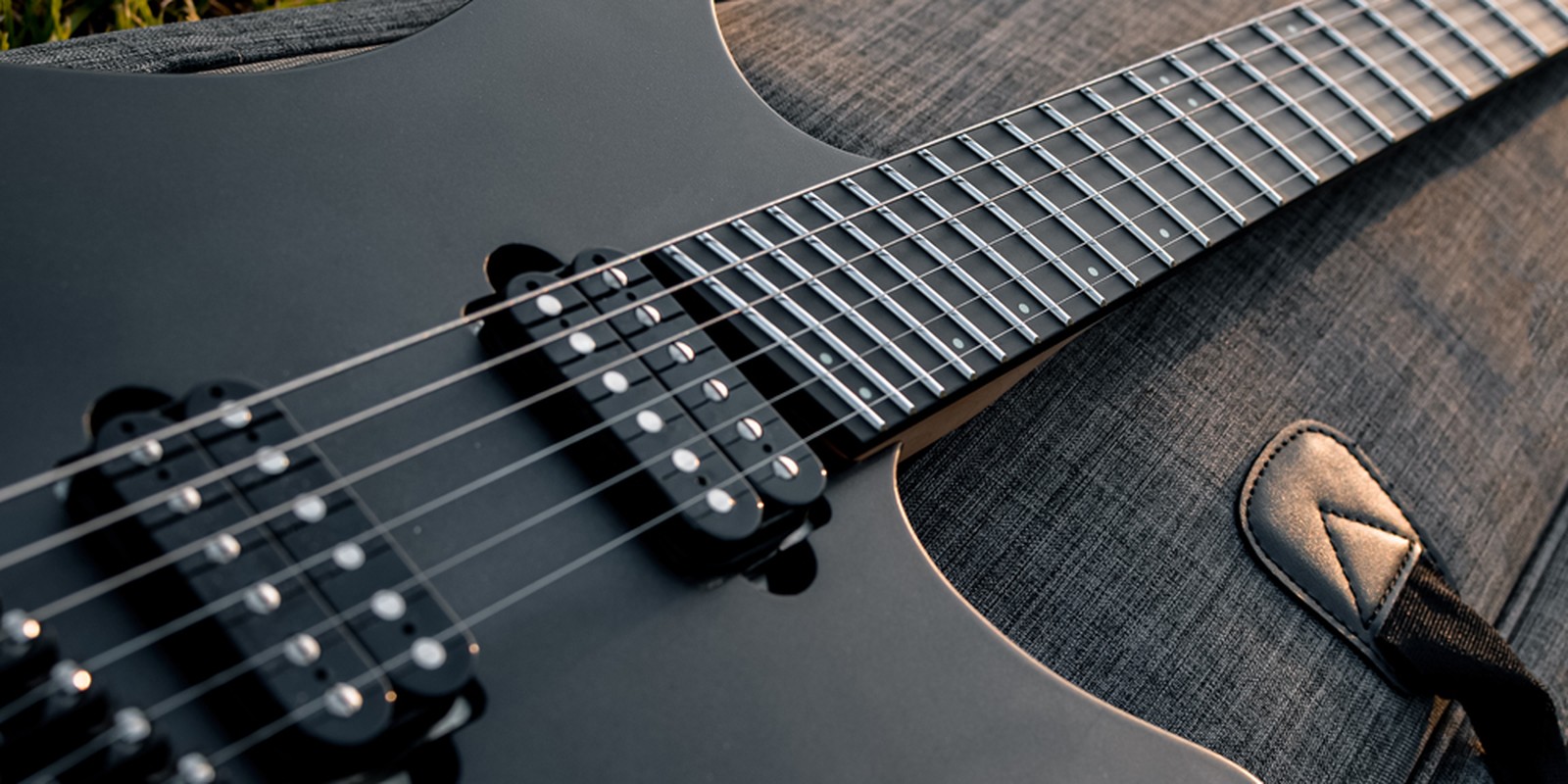 Saiten auf einer Headless E-Gitarre