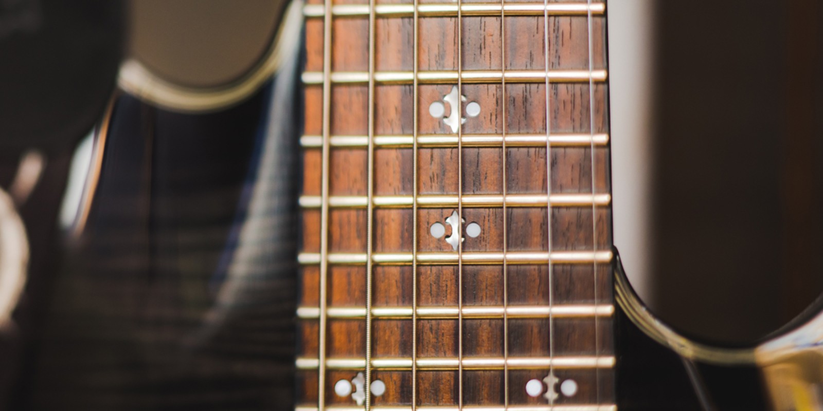 Saiten auf einer 7-Saiter E-Gitarre