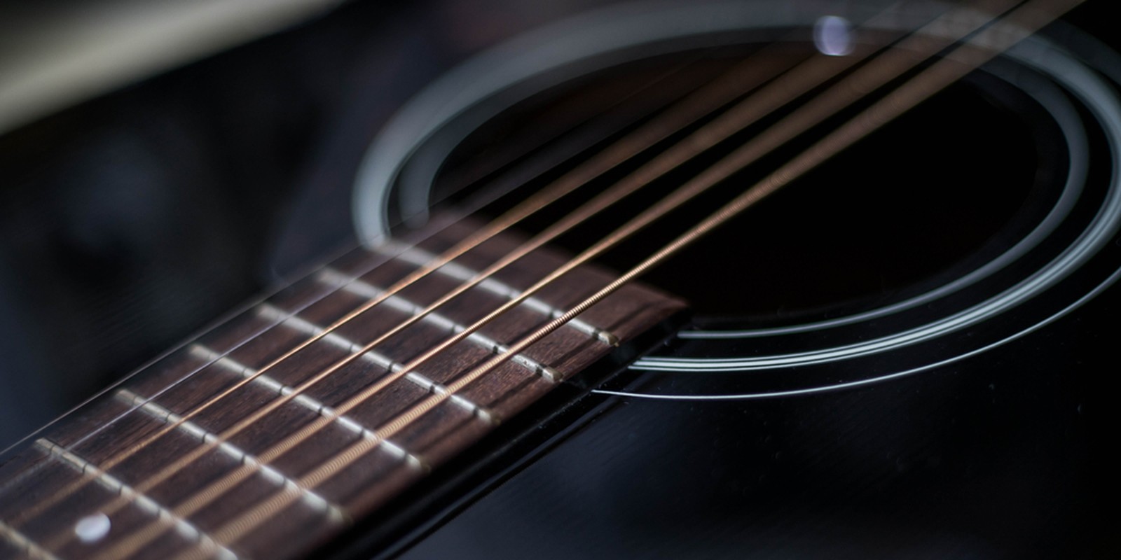 Saiten auf einer Akustikgitarre