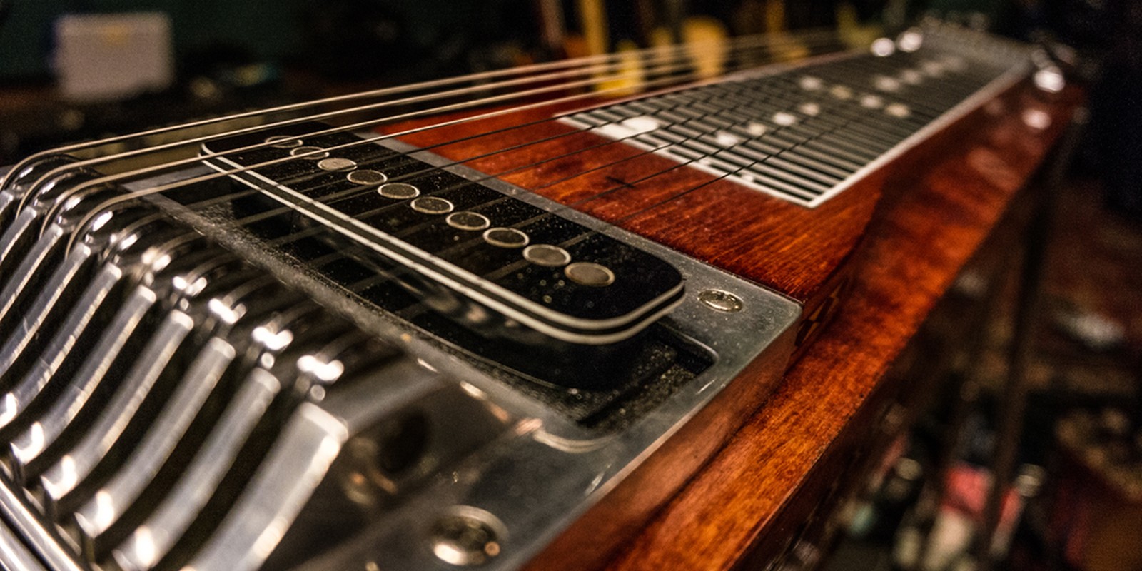 Saiten auf einer Lap Steel Gitarre