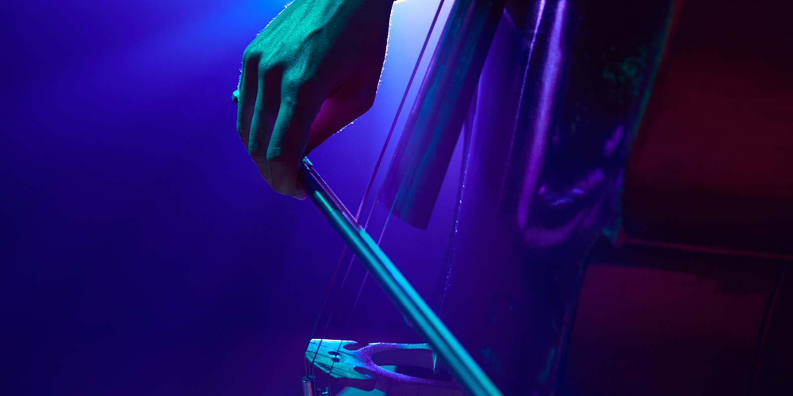 Kontrabass im Bühnenlicht