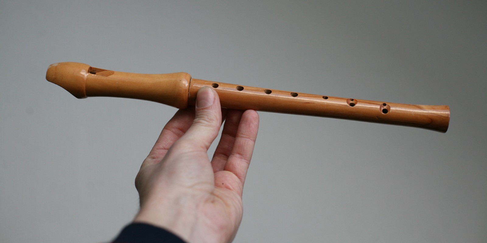 Von Hand gehaltene Sopraninoblockflöte