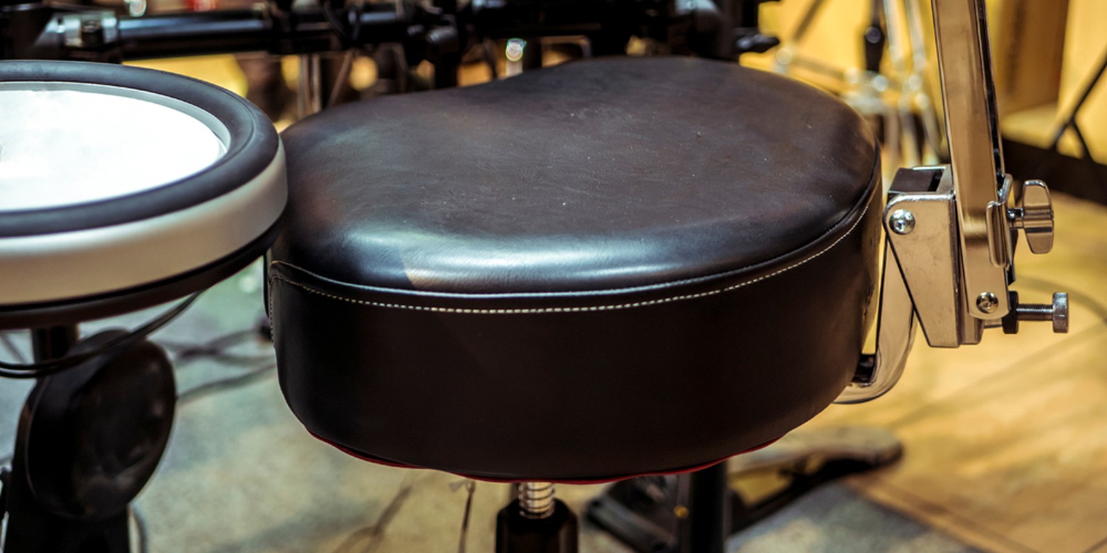Schlagzeughocker an einem E-Drumset