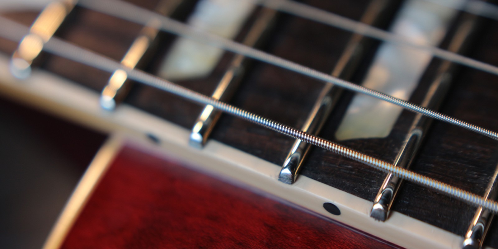 Saiten auf einer E-Gitarre