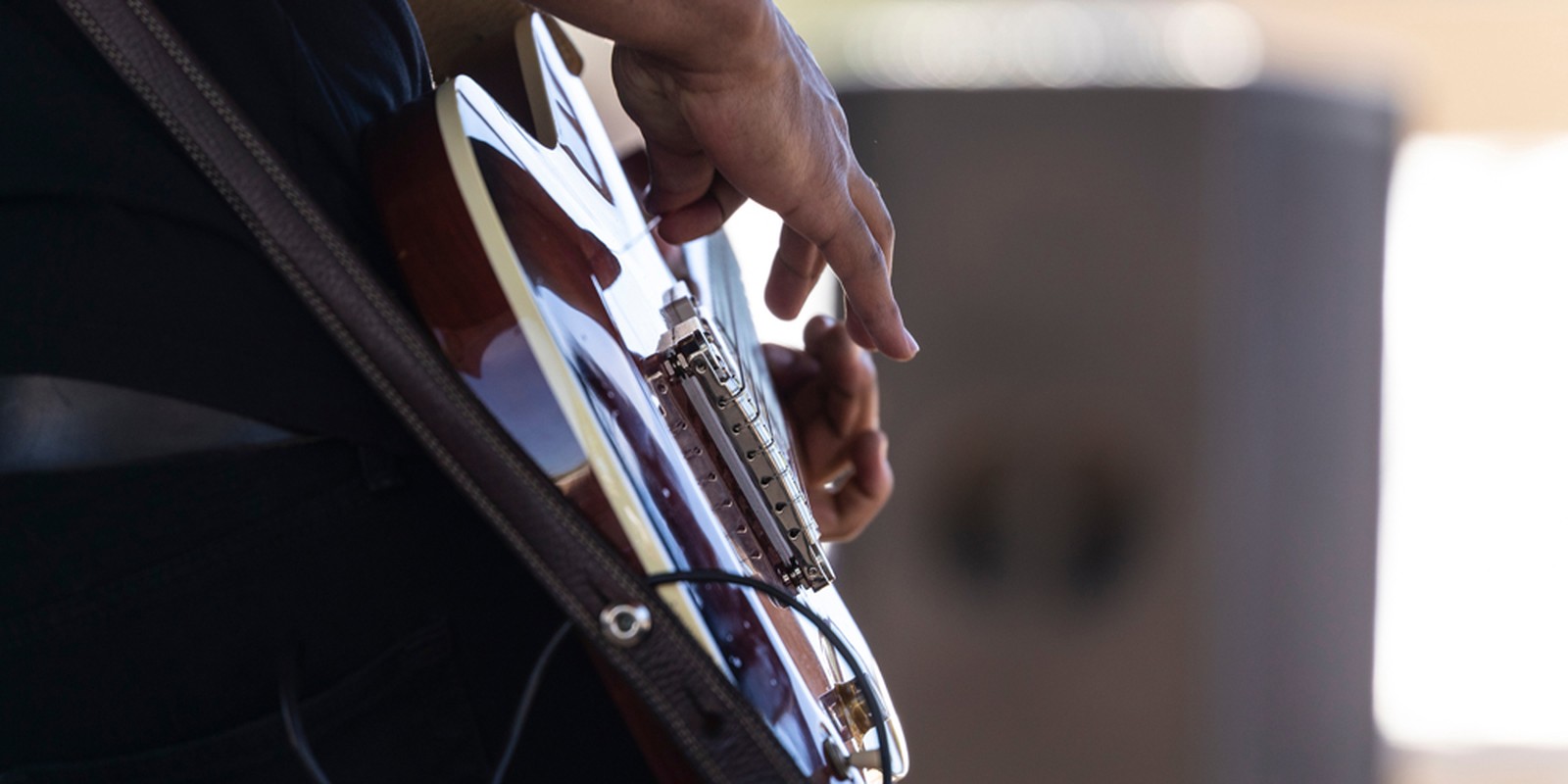 E-Gitarre mit XXL-Gurt