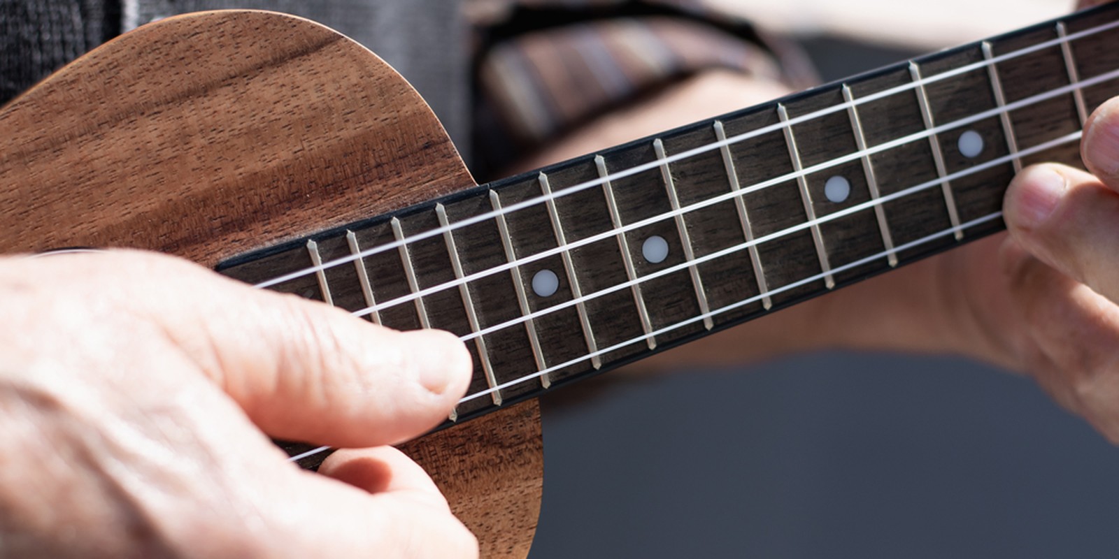 Person spielt eine Ukulele
