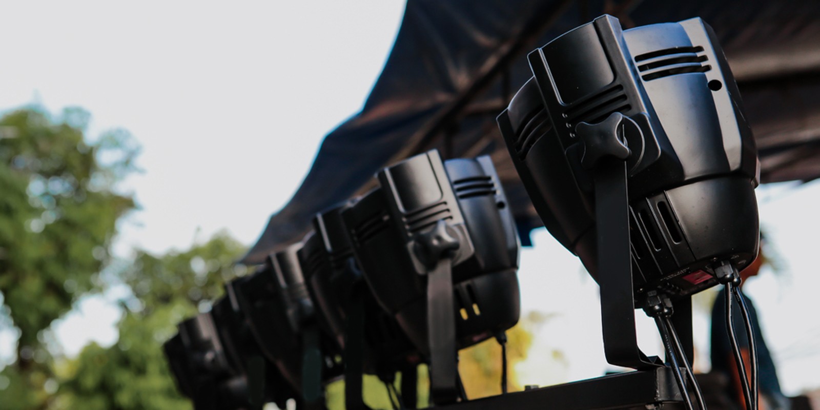 Bühnenscheinwerfer auf einer Schiene