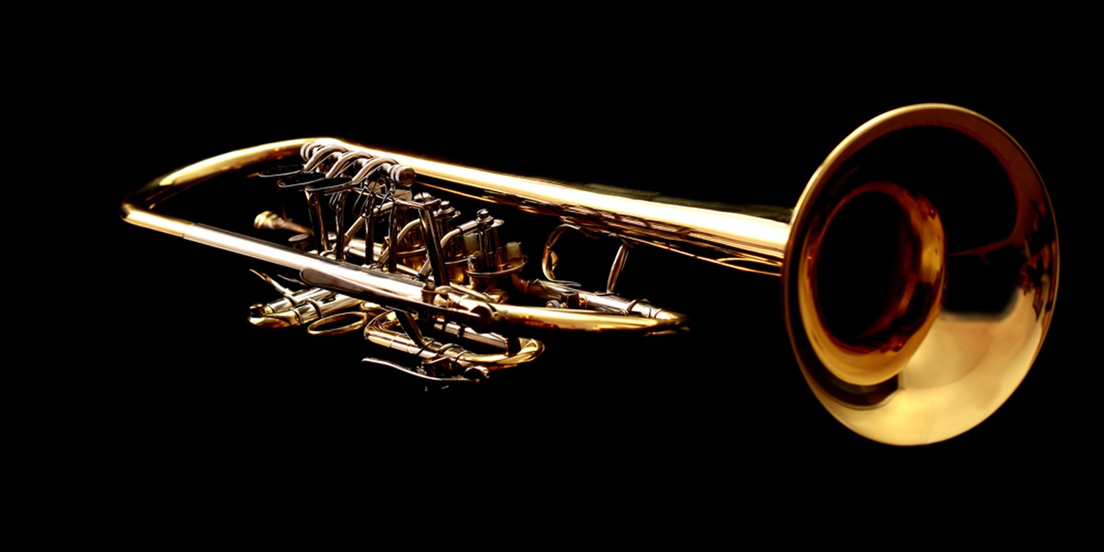 Zylinderventil C-Trompete vor schwarzem Hintergrund