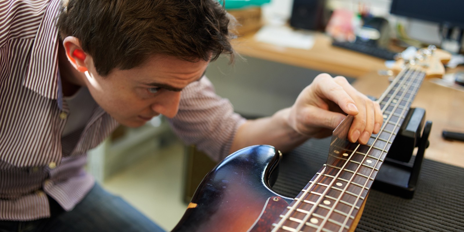 Techniker kontrolliert die Einstellung eines Basshalses