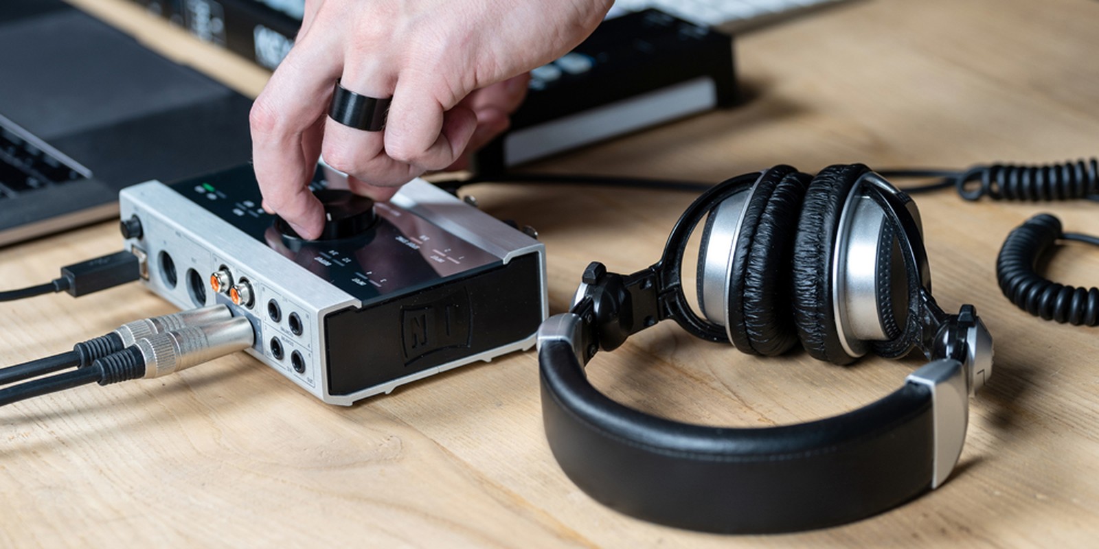 Audio Interface und Kopfhörer im Homestudio
