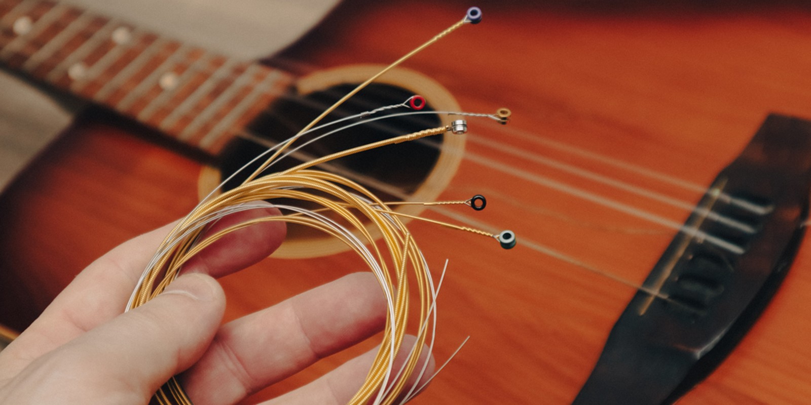 Saiten auf einer Akustikgitarre