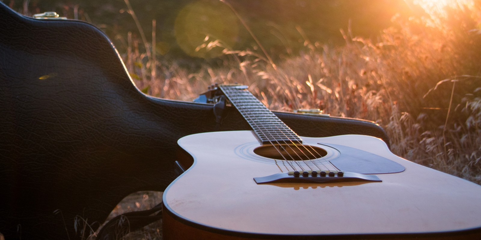 Westerngitarre mit Koffer