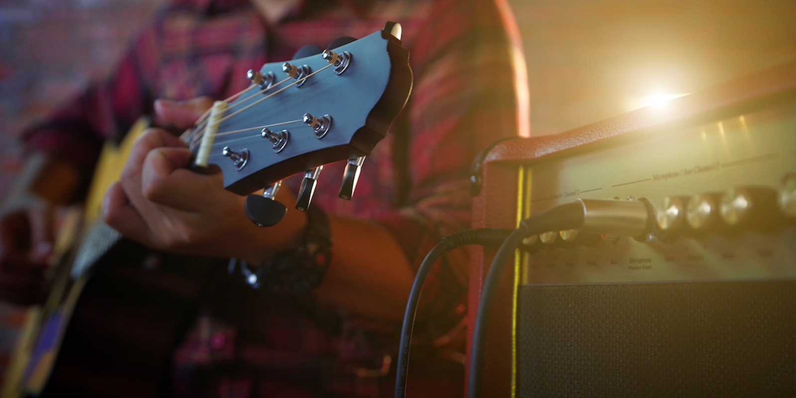 Akustikgitarre mit Akustikverstärker