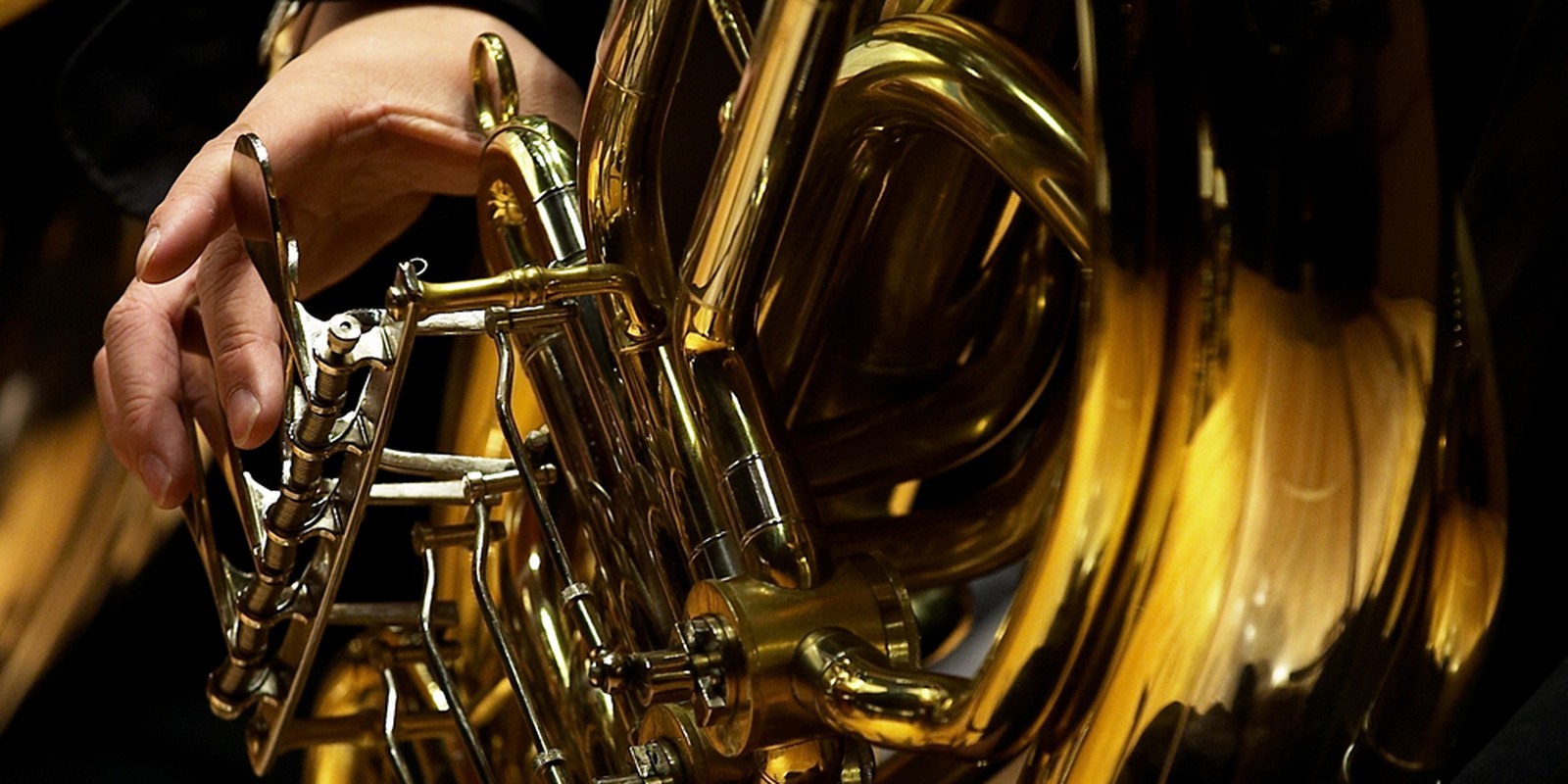 Tuba vor dunklem Hintergrund im Detail