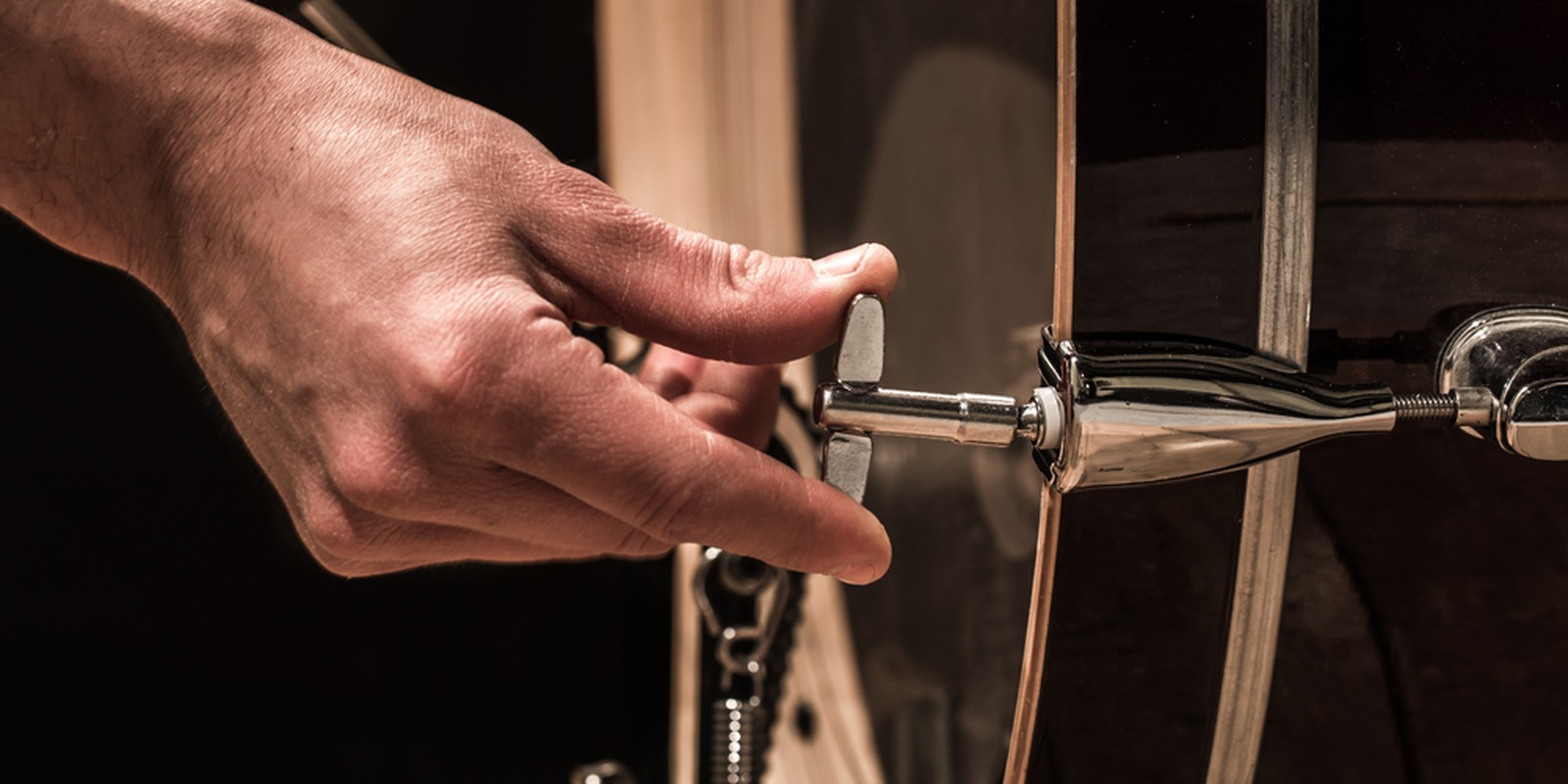 Stimmschlüssel an einer Bassdrumschraube