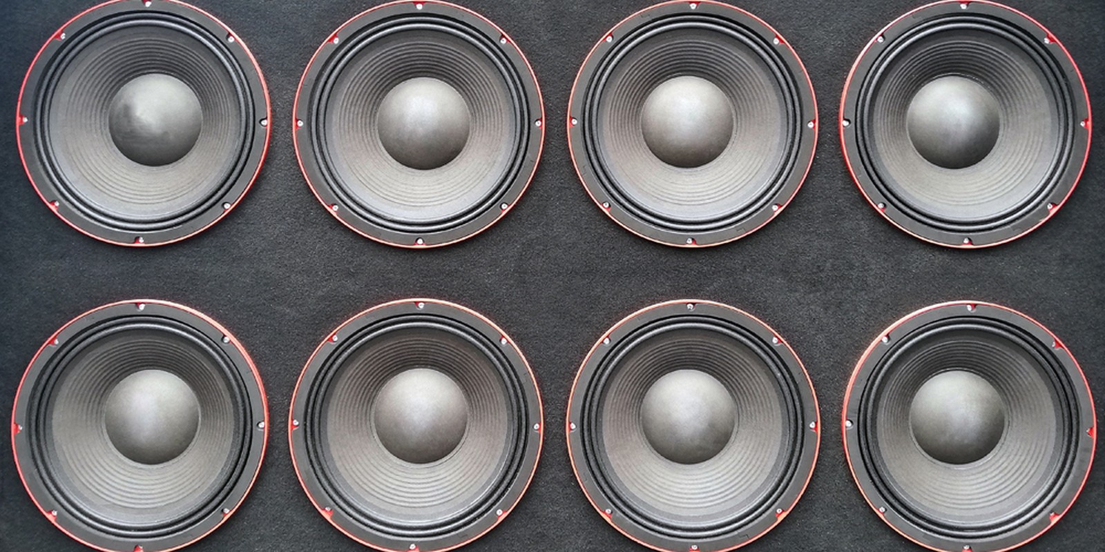 Bassbox mit acht Lautsprechern