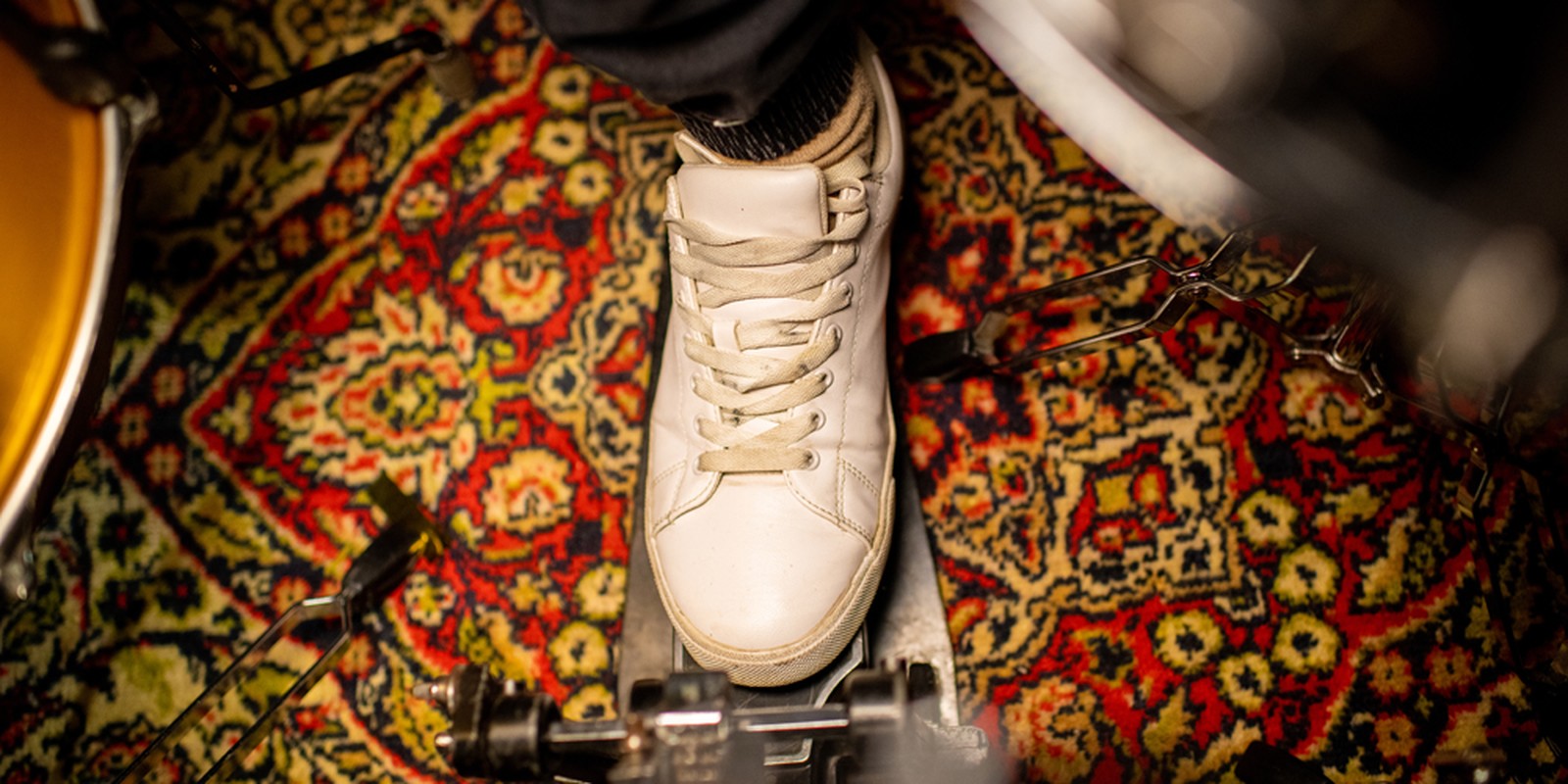 Fuß eines Drummers auf einem Drum-Teppich