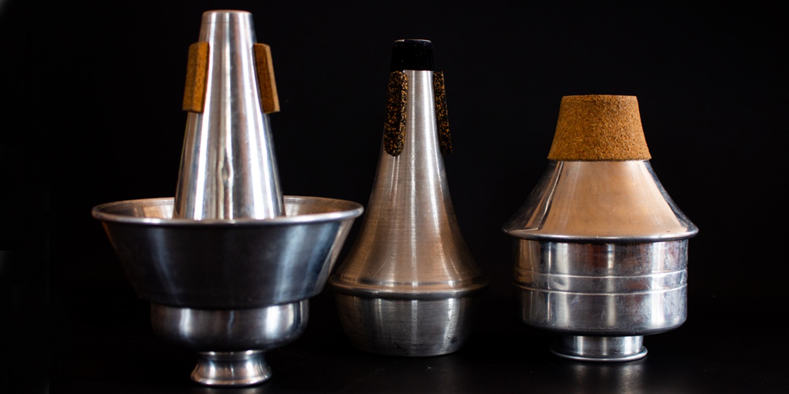 Verschiedene Dämpfer für Blasinstrumente