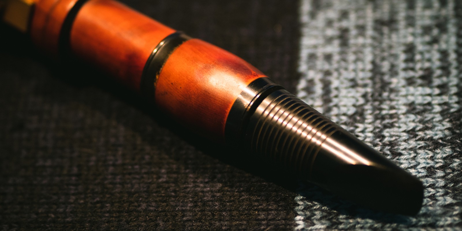 Nahaufnahme einer Flöte mit Rohrblatt