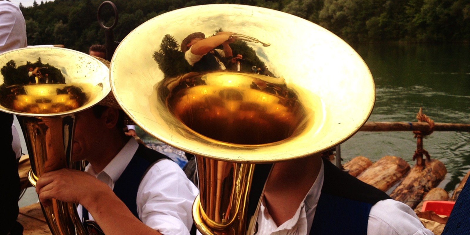 Tubisten in einer Blaskapelle