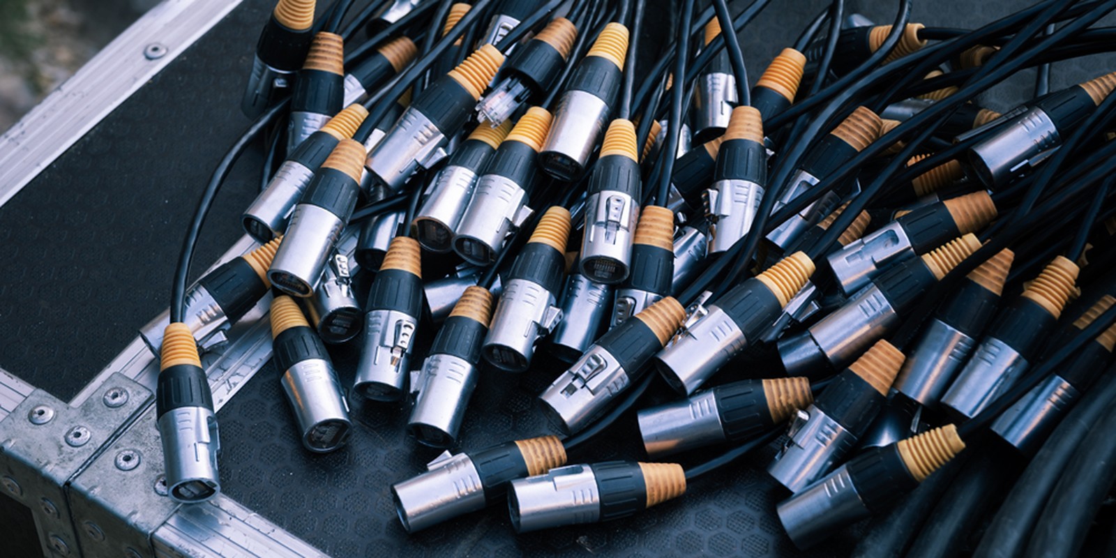 Ansammlung von DMX- und XLR-Kabeln