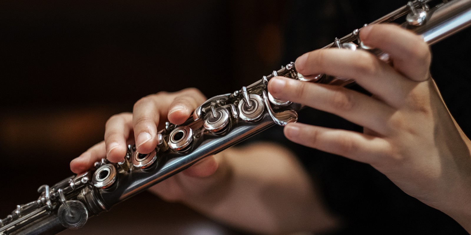 Altquerflöte in den Händen eines Spielenden