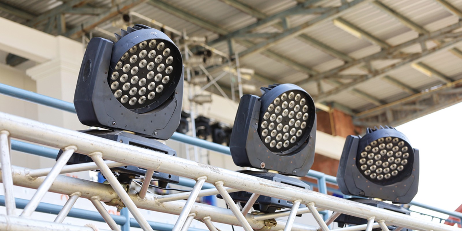 Moving Heads auf Traverse