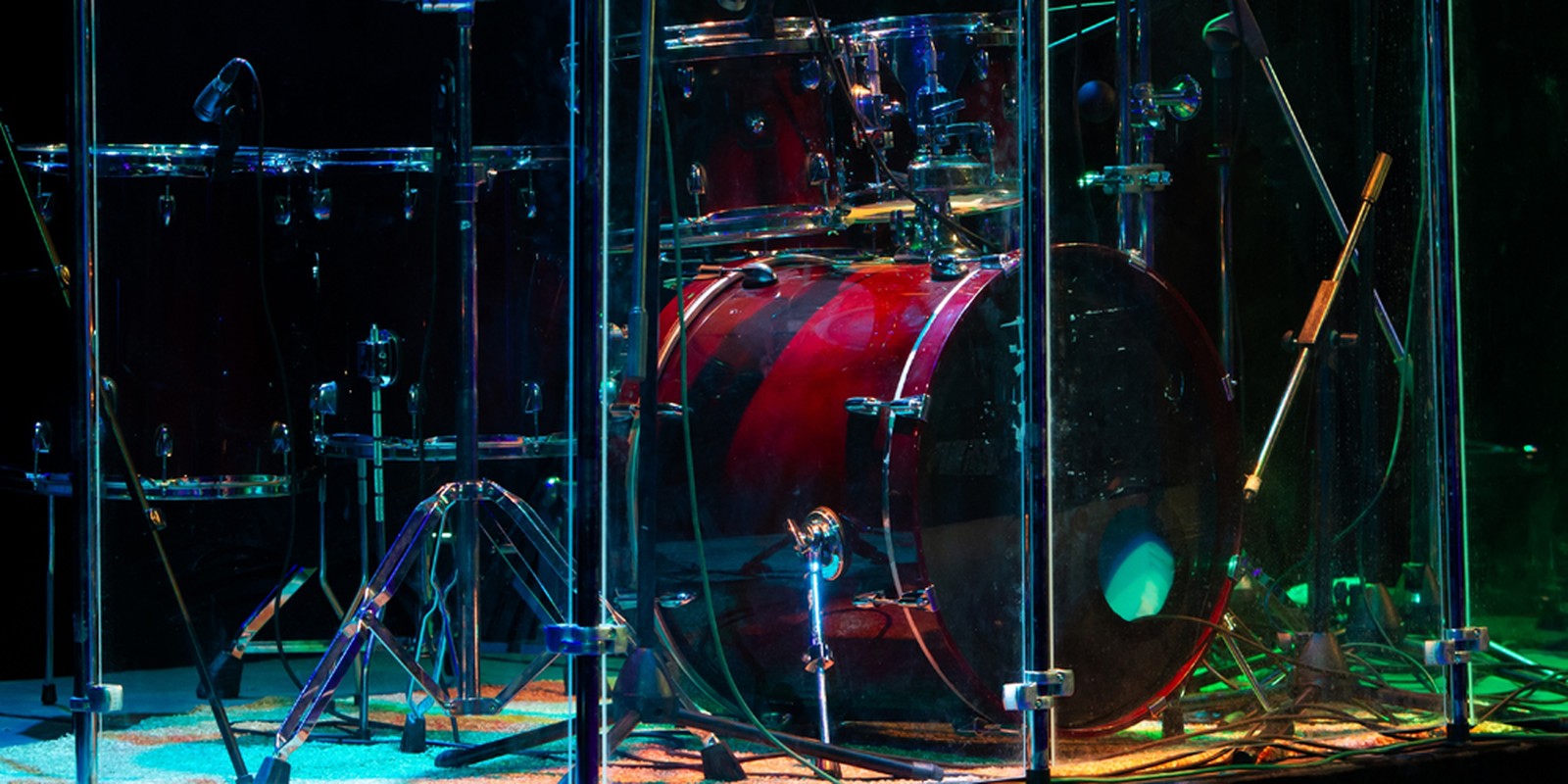 Schlagzeug hinter einer Plexiglaswand