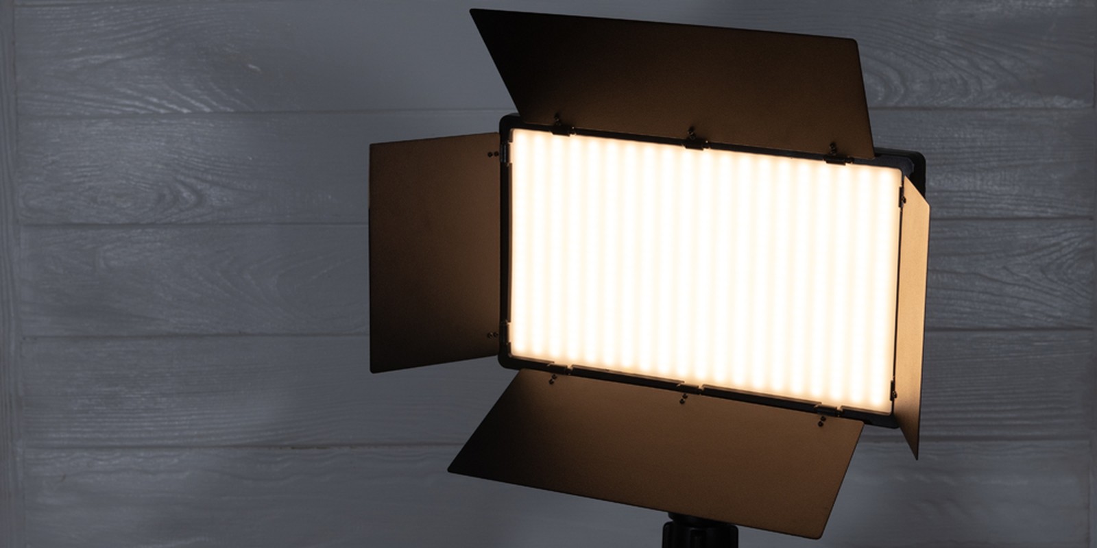 LED-Weißlicht-Scheinwerfer mit Flügeltoren