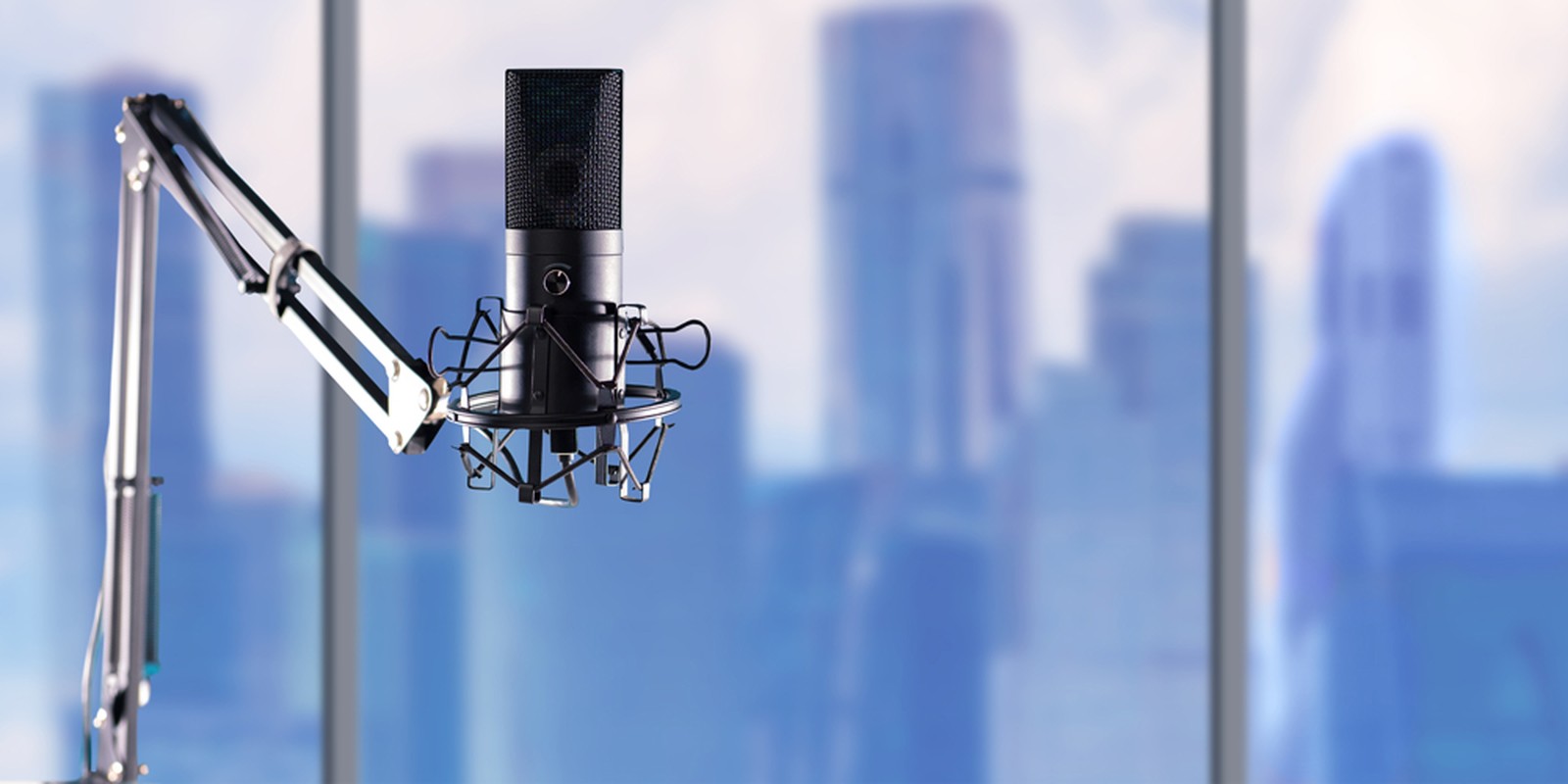 Mikrofon an einem Schreibtisch-Schwenkarm