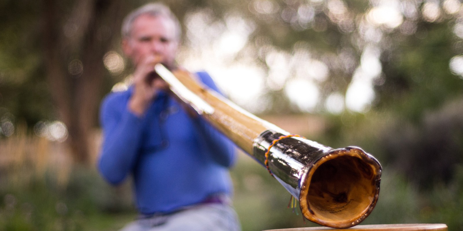 Mann spielt ein Didgeridoo