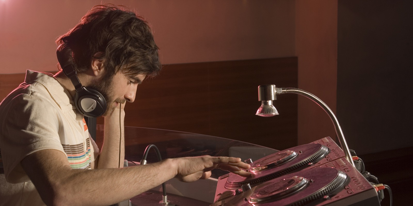 Schwanenhalslampe am Equipment eines DJs