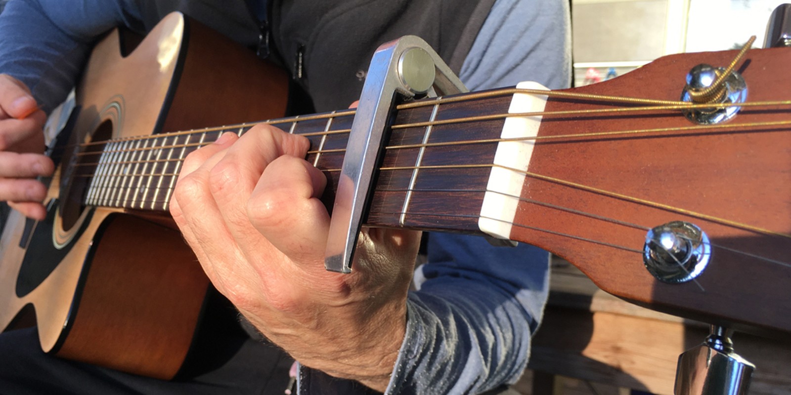 Akustikgitarre mit Kapodaster